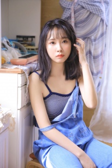 日本多名小学男生偷拍数名女同学换衣服